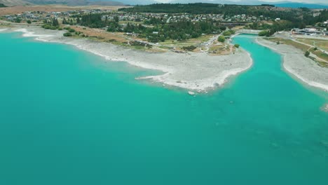 Lake-Tekapo-Aqua-Wasser-Felsen-Uferlinie-Drohnenschuss