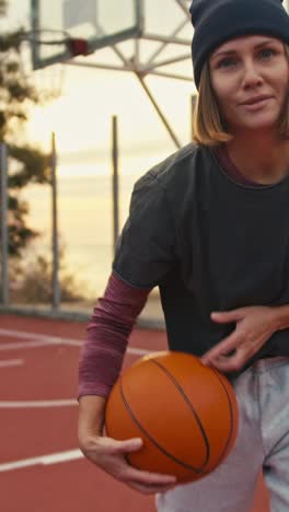 mujer jugando al baloncesto