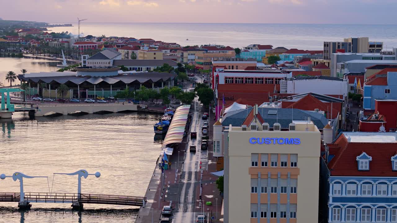 el dron desciende a handelskade, esquina del distrito de punda al amanecer.