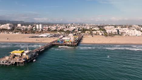 Pacific-Park-Am-Santa-Monica-Pier,-Kalifornien,-Stadt-Und-Horizont-Im-Hintergrund