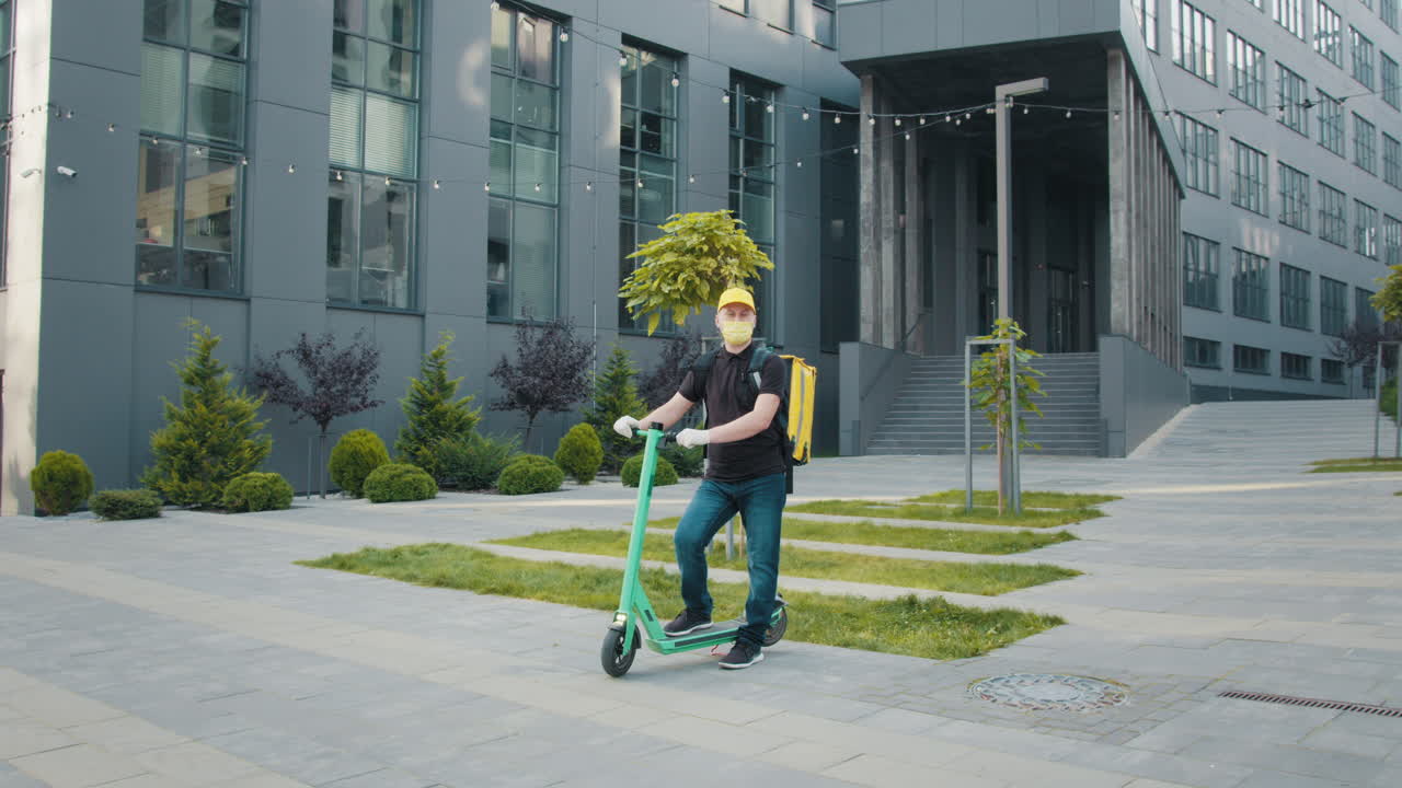 전기 스쿠터를 타고 배달하는 사람