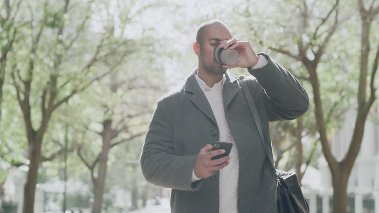 전화로 뉴스를 읽는 남자