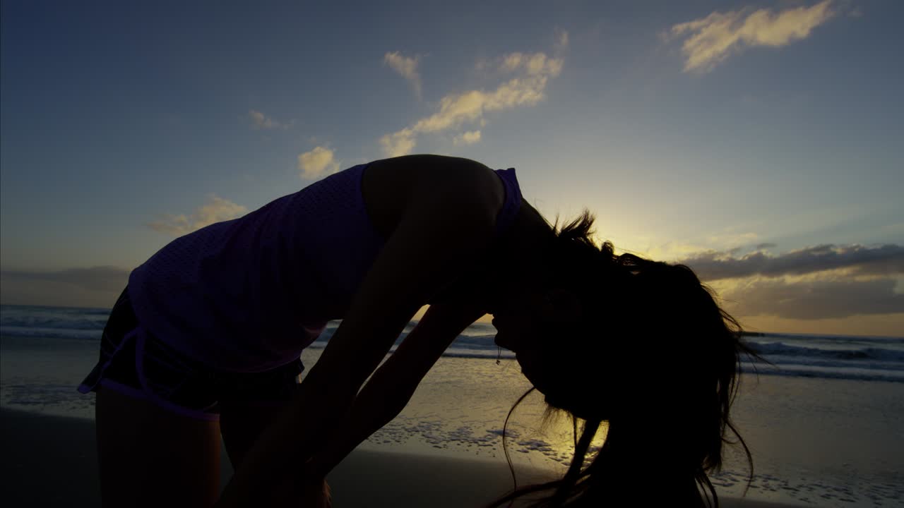 해변에서 휴식을 취하는 스포츠 의류를 입은 건강한 중국 여성