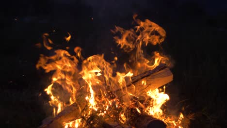 Riesige-Flammen-Eines-Lagerfeuers-In-Der-Nacht-In-Zeitlupe-In-Frankreich-Im-Sommer-Mit-Gruseliger-Oder-Epischer-Stimmung