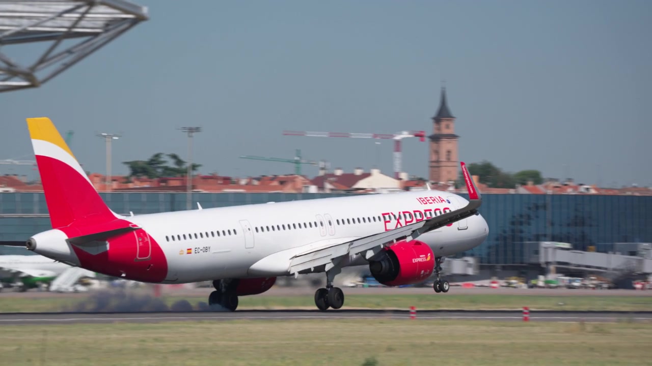 Aereo passeggeri Iberia Express in atterraggio su pista aeroportuale