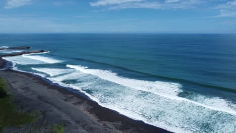 Vista-Aérea-De-Hermosas-Olas-Del-Mar,-Mar-Increíble