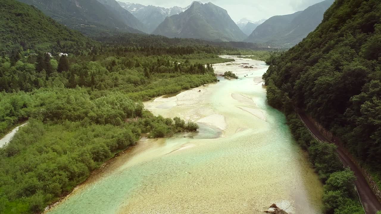 슬로베니아의 많은 언덕과 식물로 둘러싸인 소카 강의 공중 풍경.