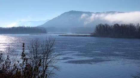 La-Niebla-Se-Eleva-A-Lo-Largo-De-Los-Acantilados-Del-Río-Mississippi-En-La-Frontera-1-De-Wisconsin,-Iowa