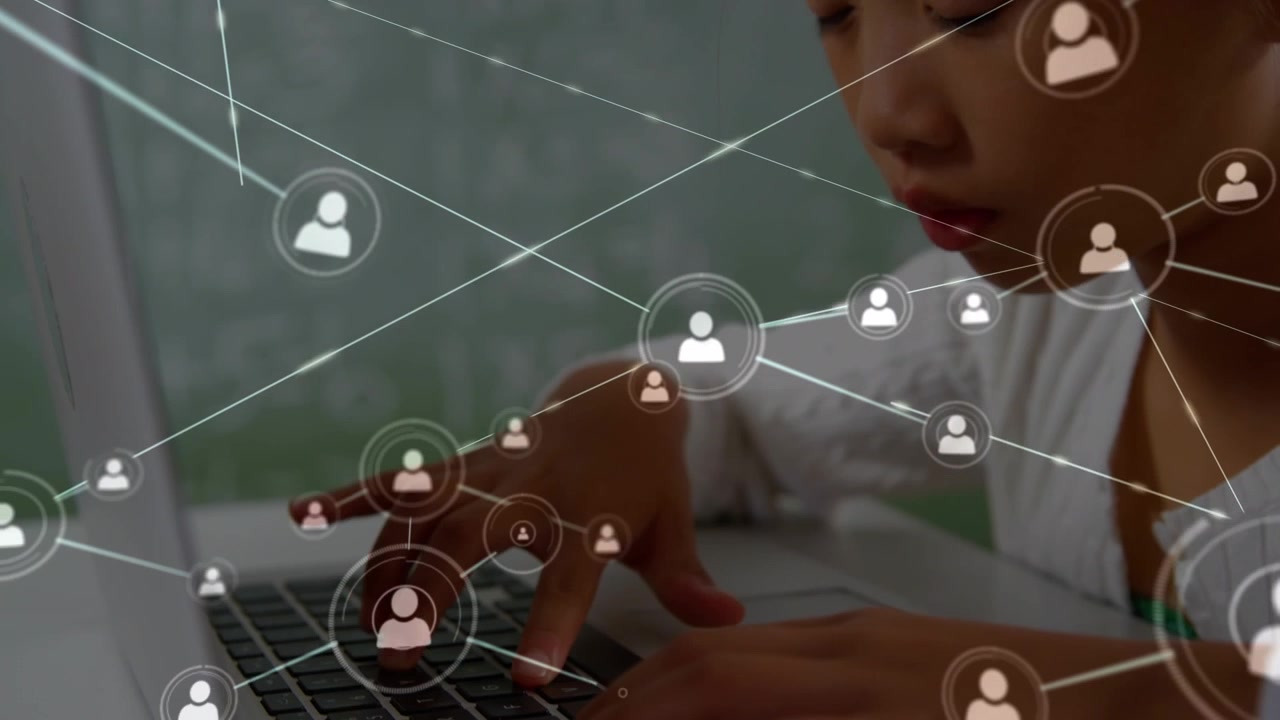 Animação de rede de conexões sobre as mãos de uma garota asiática digitando no teclado.