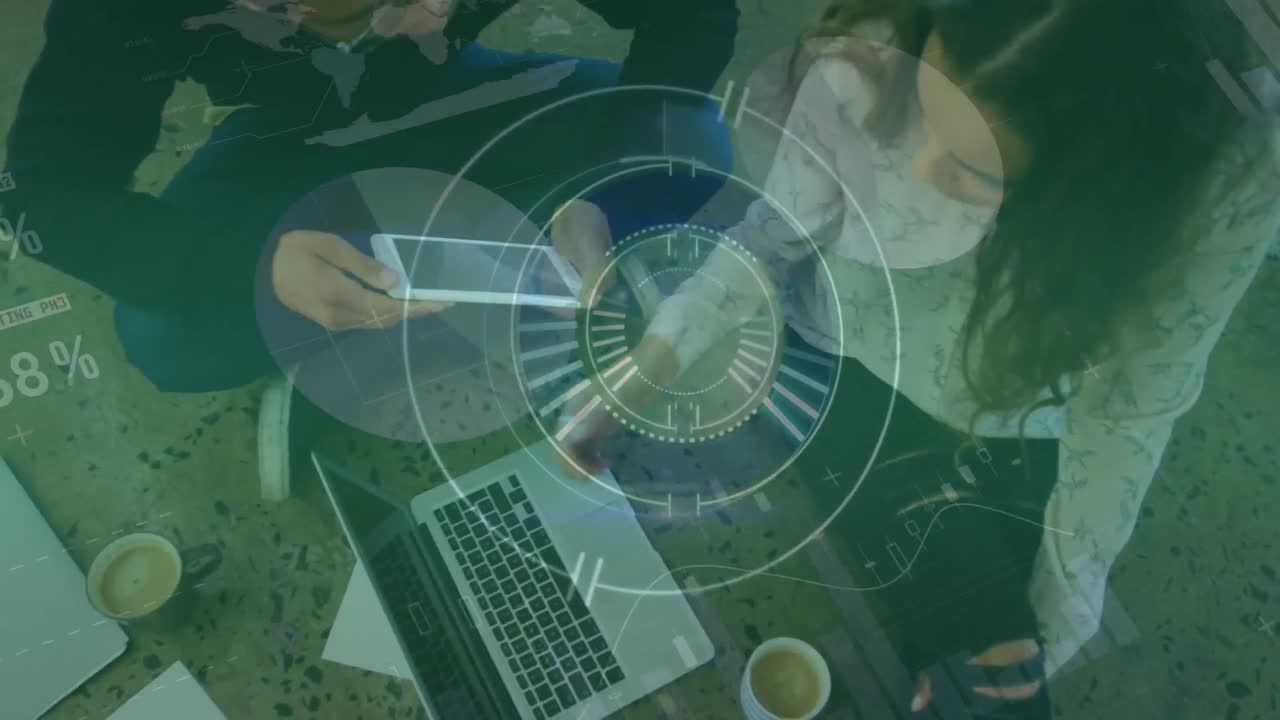 animación del procesamiento de datos sobre diversos colegas masculinos y femeninos discutiendo en la oficina