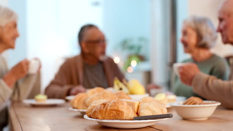 desayuno, comida y amigos mayores en el hogar