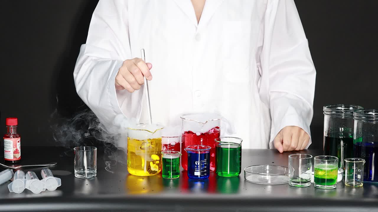 experimento científico con líquidos de colores