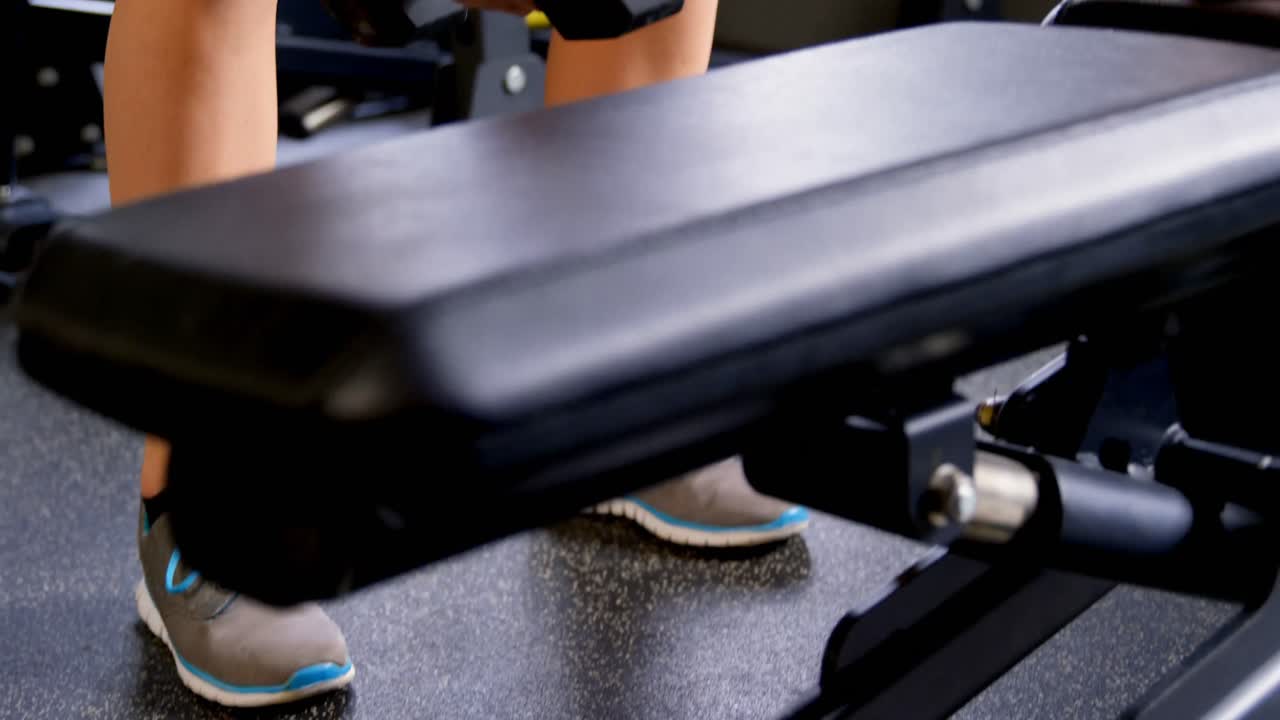 Donna che si allena in palestra 4k