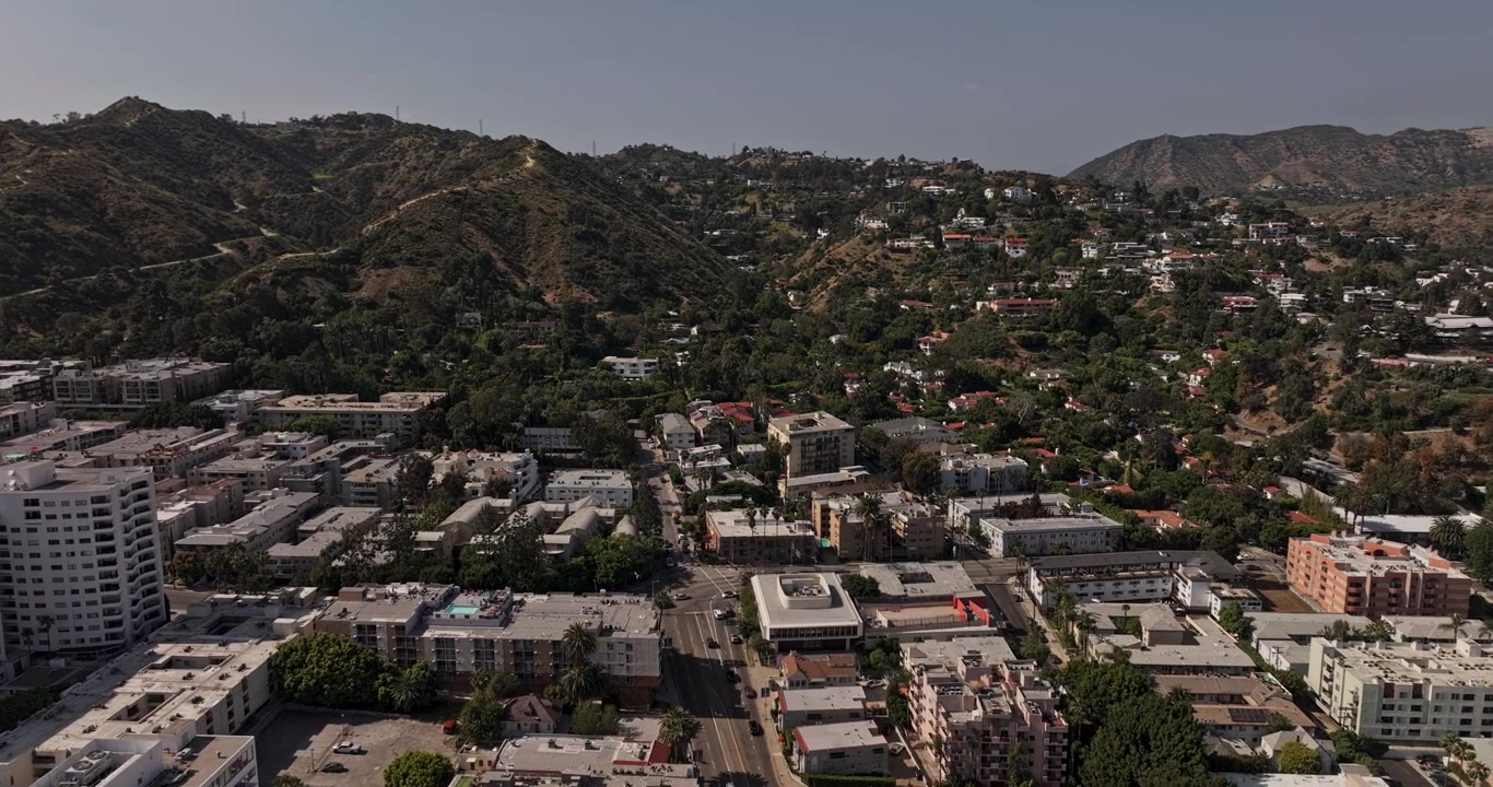 Los Angeles California Aereo v294 sorvolo orbitante sopra gli edifici di Hollywood Boulevard, rivelando un paesaggio urbano denso e i quartieri di Hollywood Hills - Ripreso con Mavic 3 Pro Cine - 26 maggio 2024