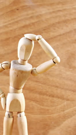 estatuilla de pie con la mano en la cabeza