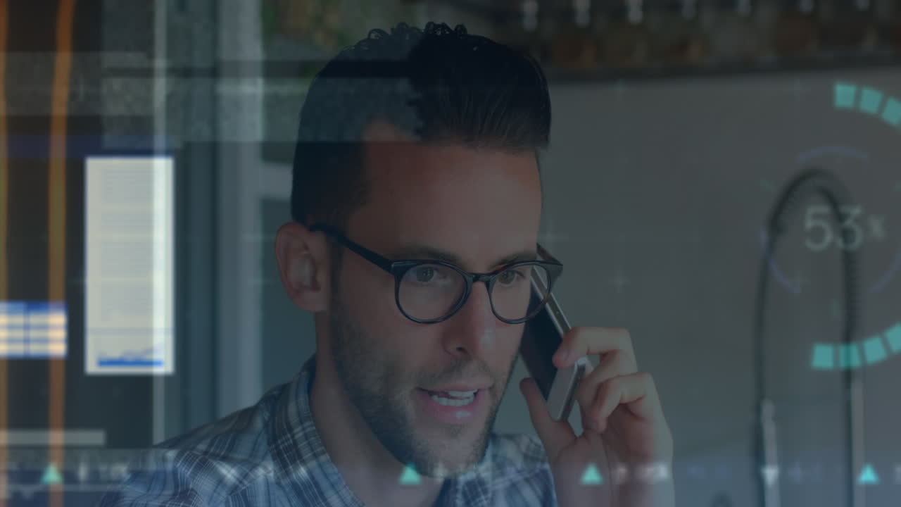 animación del procesamiento de datos financieros sobre el hombre utilizando un teléfono inteligente