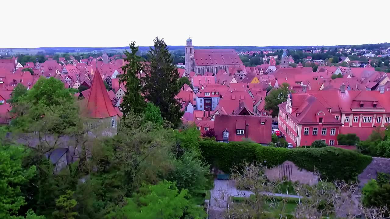 un dron desciende en el parque con vistas panorámicas a la vista aérea del casco antiguo