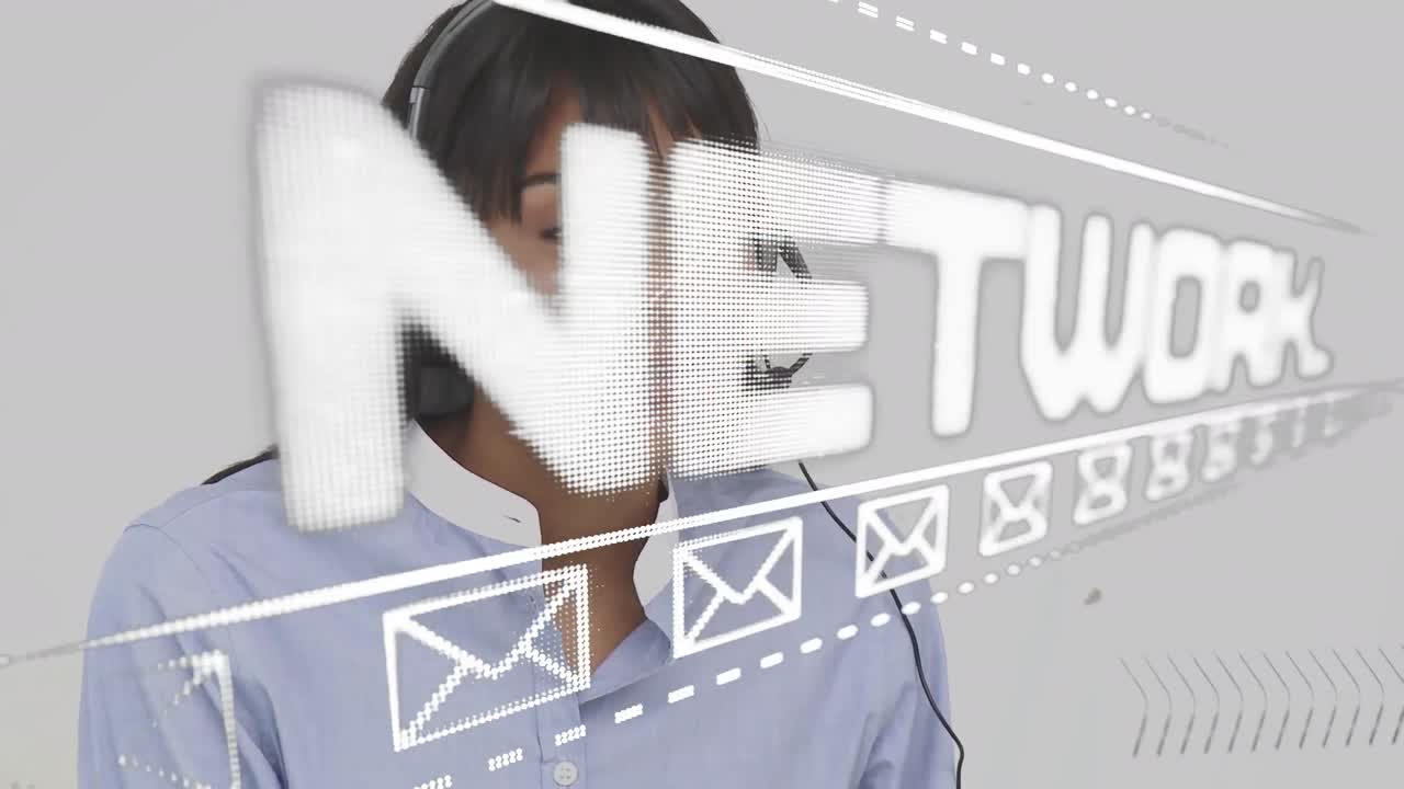 iconos de texto y mensajes de redes sociales en ejecutivas de atención al cliente que hablan por teléfono