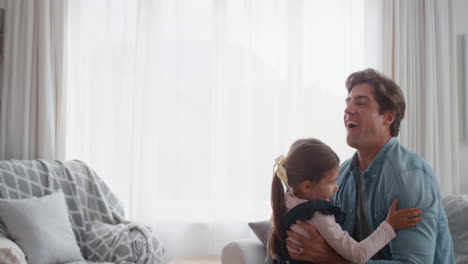 Niña-Saltando-A-Los-Brazos-De-Su-Padre-Padre-Feliz-Atrapando-Suavemente-A-Su-Hija-Disfrutando-De-Un-Juego-Lúdico-Con-Su-Hijo-En-Casa-4k