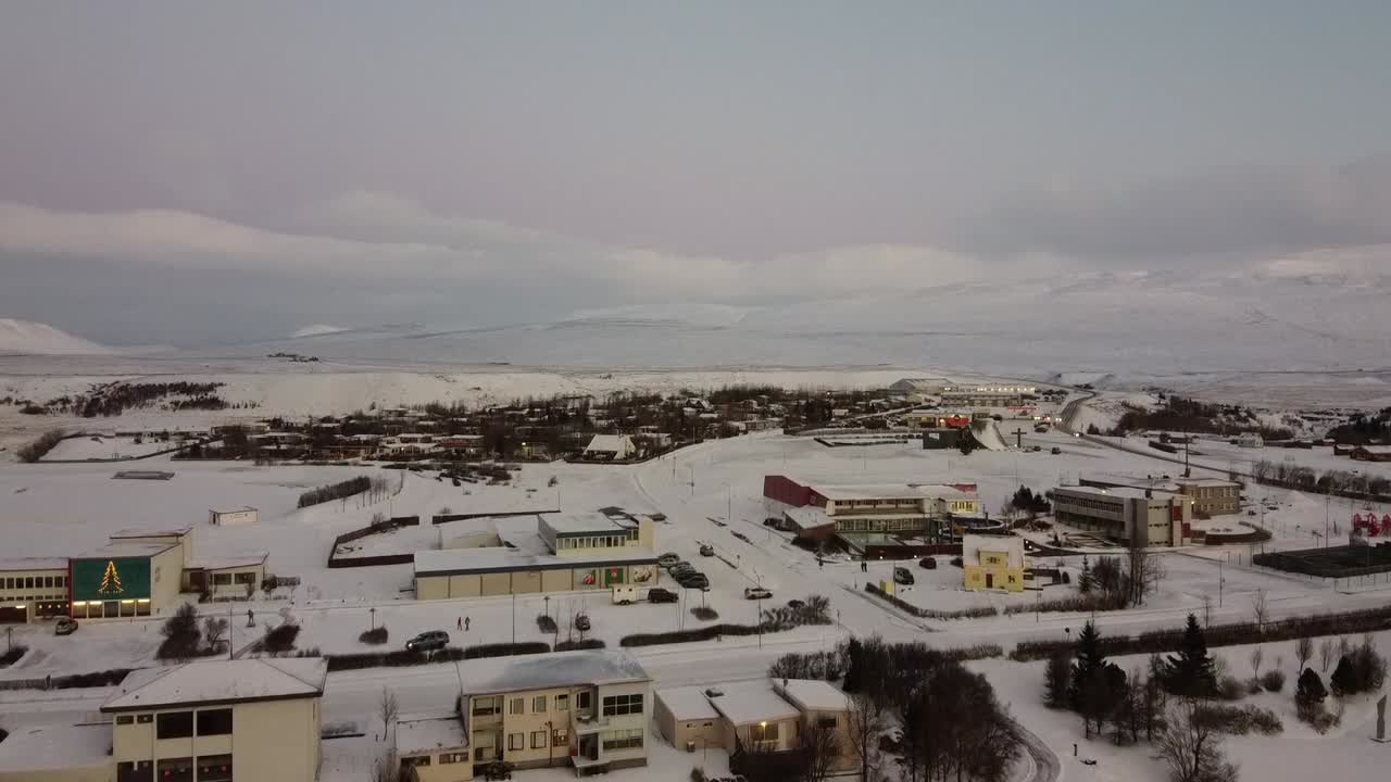 Città ideale per vedere l'aurora boreale in inverno nel nord dell'Islanda, una città divisa da un fiume glaciale e unita da un ponte.