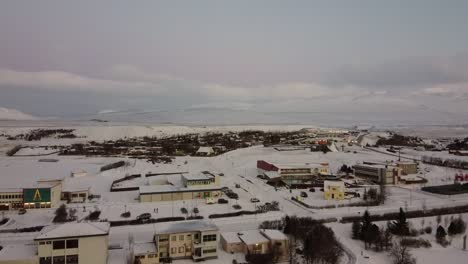 pueblo ideal para ver la aurora boreal en invierno en el norte de islandia, un pueblo dividido por un río glacial y unido por un puente