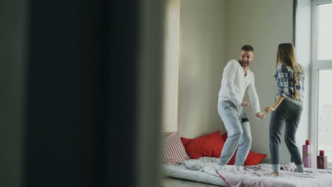 pareja bailando en el dormitorio