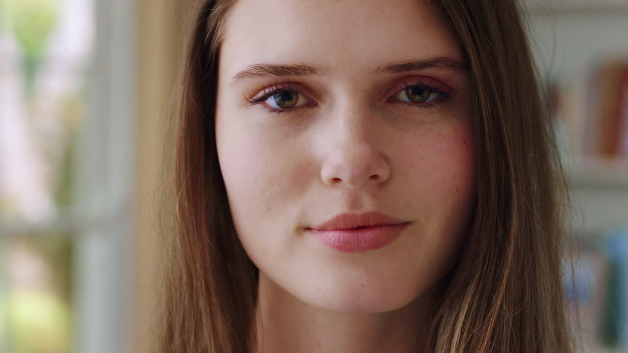 retrato de una hermosa adolescente en casa sonriendo feliz disfrutando de un estilo de vida despreocupado concepto de autoimagen adolescente