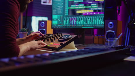 ingeniero de sonido mezclando y masterizando sonidos con consola de audio electrónica