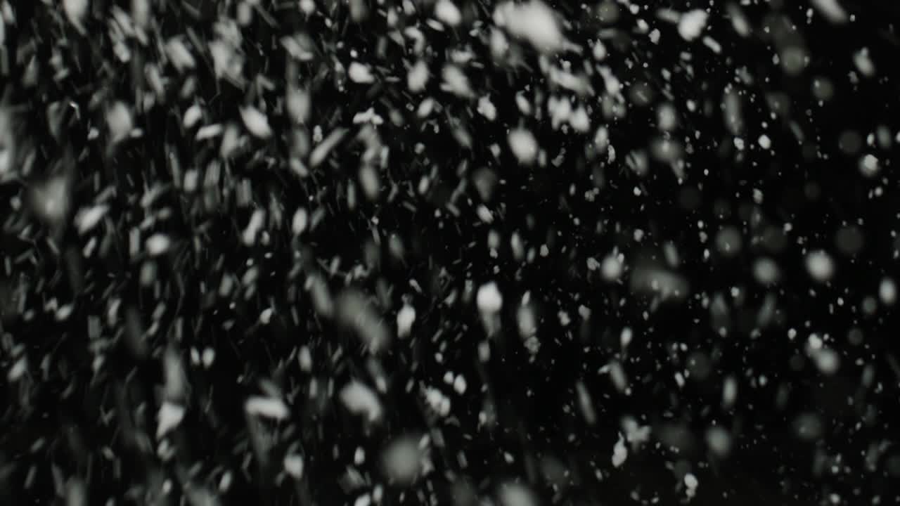 tiempo tormentoso, nieve cayendo, grandes copos de nieve con ráfagas de viento, aislados en fondo negro. reflejo real de la lente que es fácil de usar en modos de superposición de mezcla.
