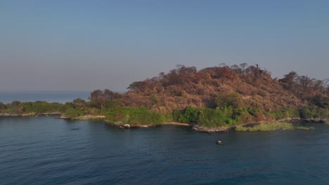 vista aérea panorámica de la isla de nankoma, en el lago de malawi.