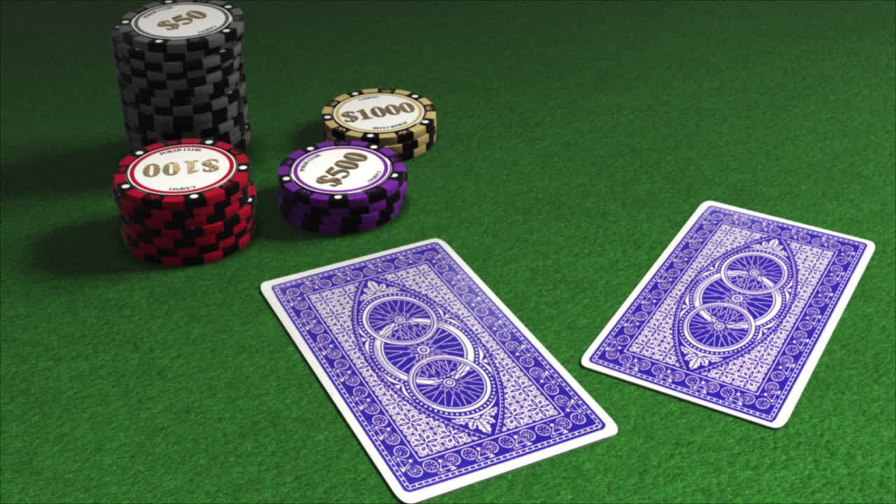 cartas repartidas en una mesa de póquer con montones de fichas de juego - manos de póquer - un par de cartas repartidas boca abajo con dorso estampado azul