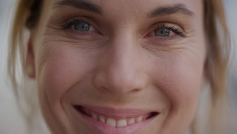 retrato de una mujer hermosa sonriendo feliz