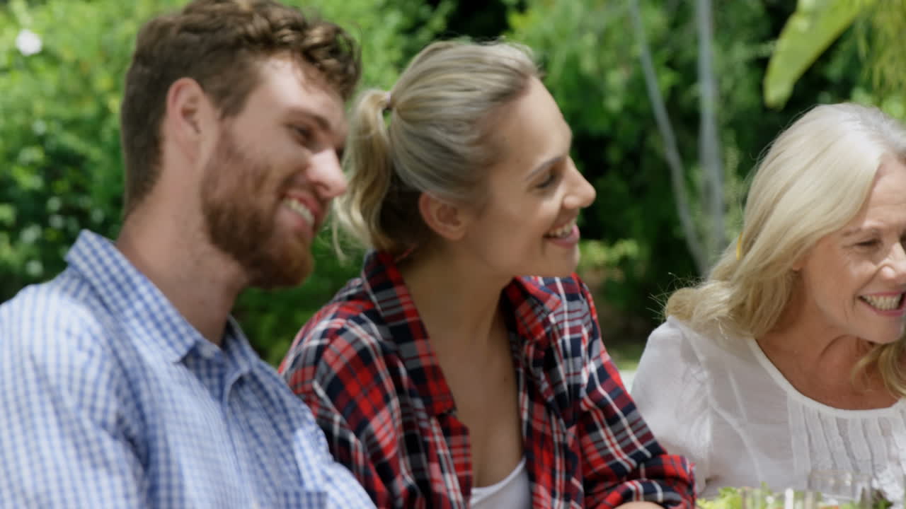 счастливая семья с детьми.