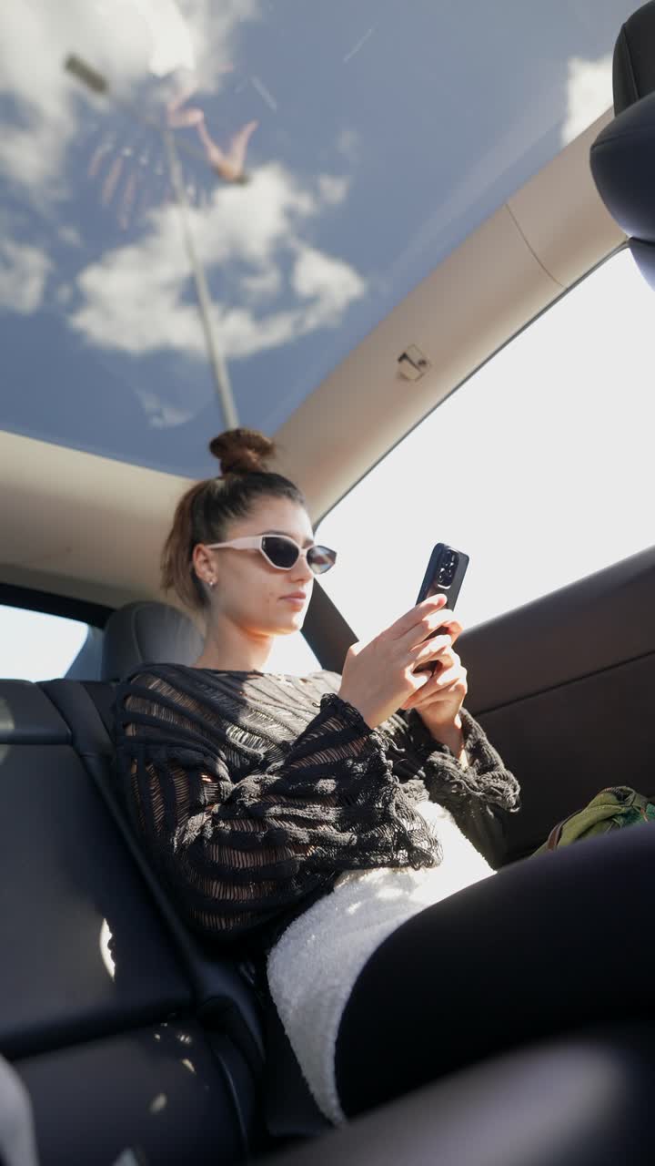 mujer usando el teléfono en un coche