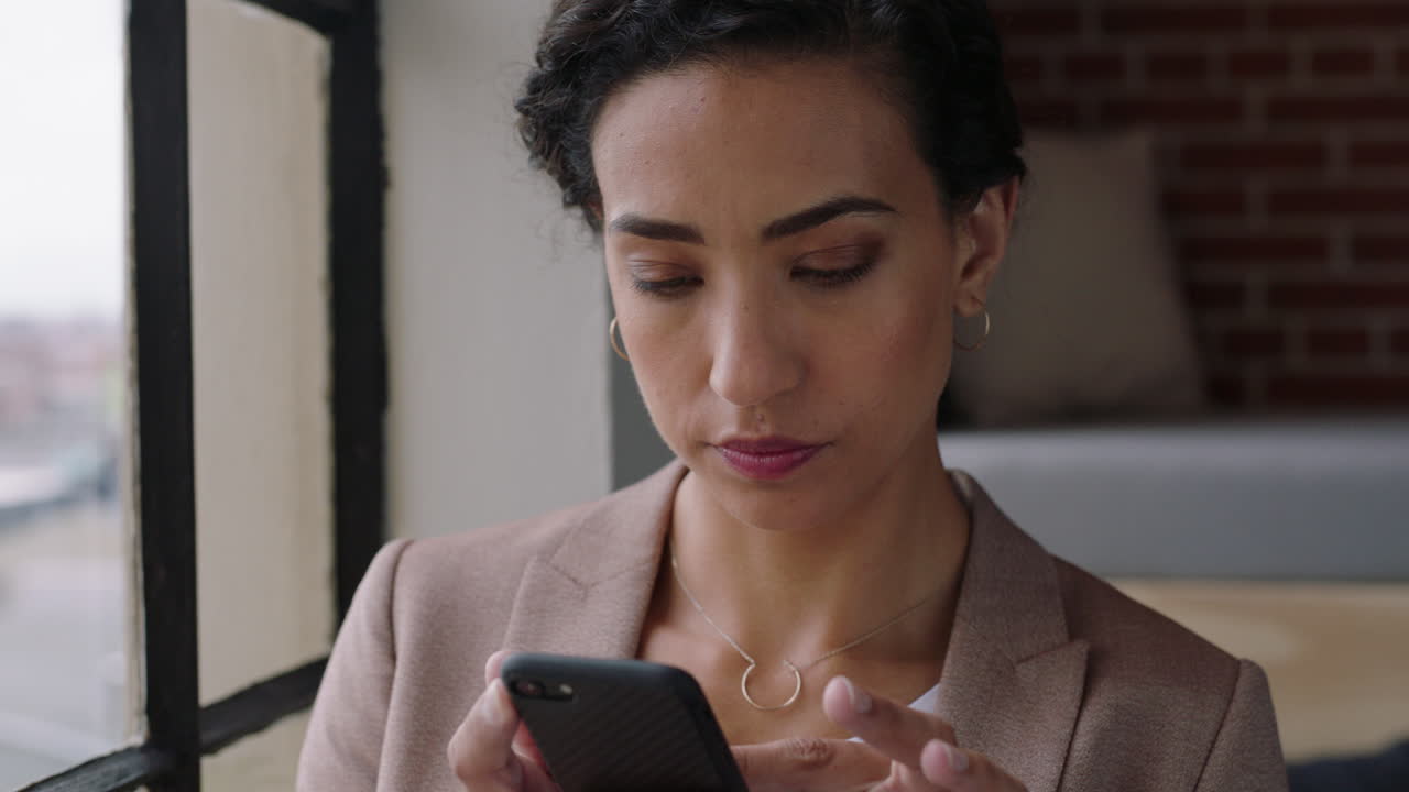 hermosa mujer de negocios usando un teléfono inteligente en casa navegando por mensajes disfrutando de las redes sociales en línea compartiendo un estilo de vida relajante mirando por la ventana enviando mensajes de texto planeando adelante en la tecnología de teléfonos móviles