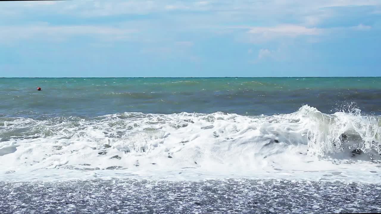 해안에 부히는 파도