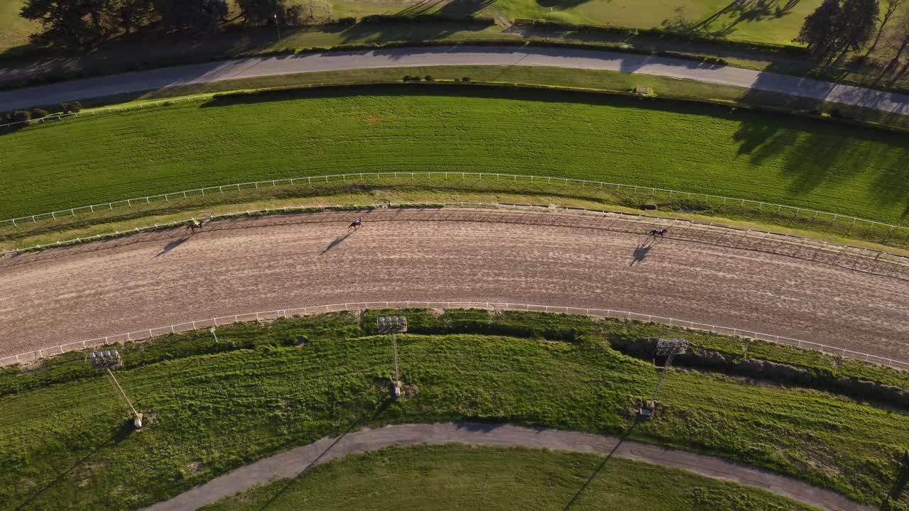 vista aérea de arriba hacia abajo del hipódromo de san isidro en buenos aires, argentina