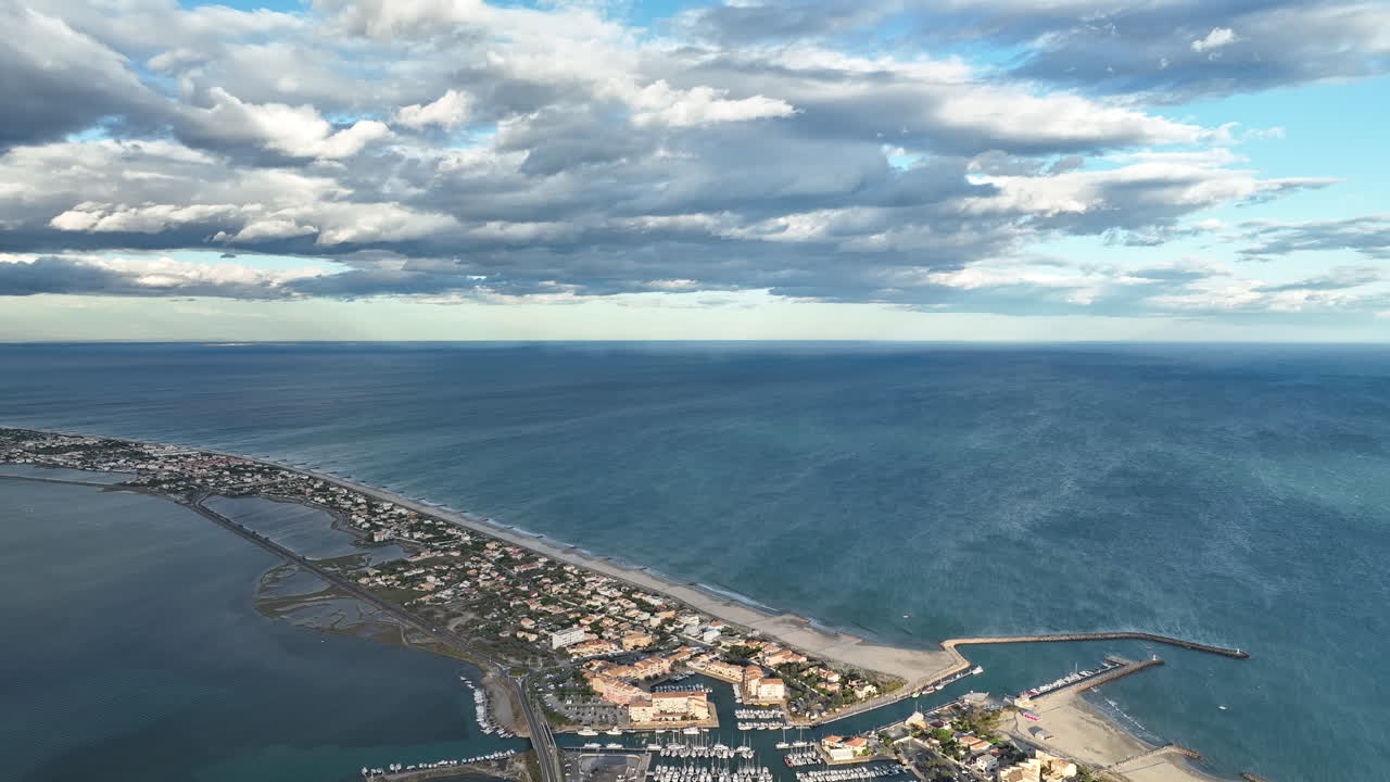 воздушный снимок на закате: красота побережья, виноградники и углеводороды фронтигнана
