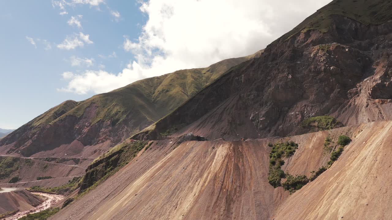 Vuelo sobre montañas afectadas por la minería de caliza en Jujuy, Argentina, con suelos áridos y llenos de sedimentos resultantes de la minería a gran escala