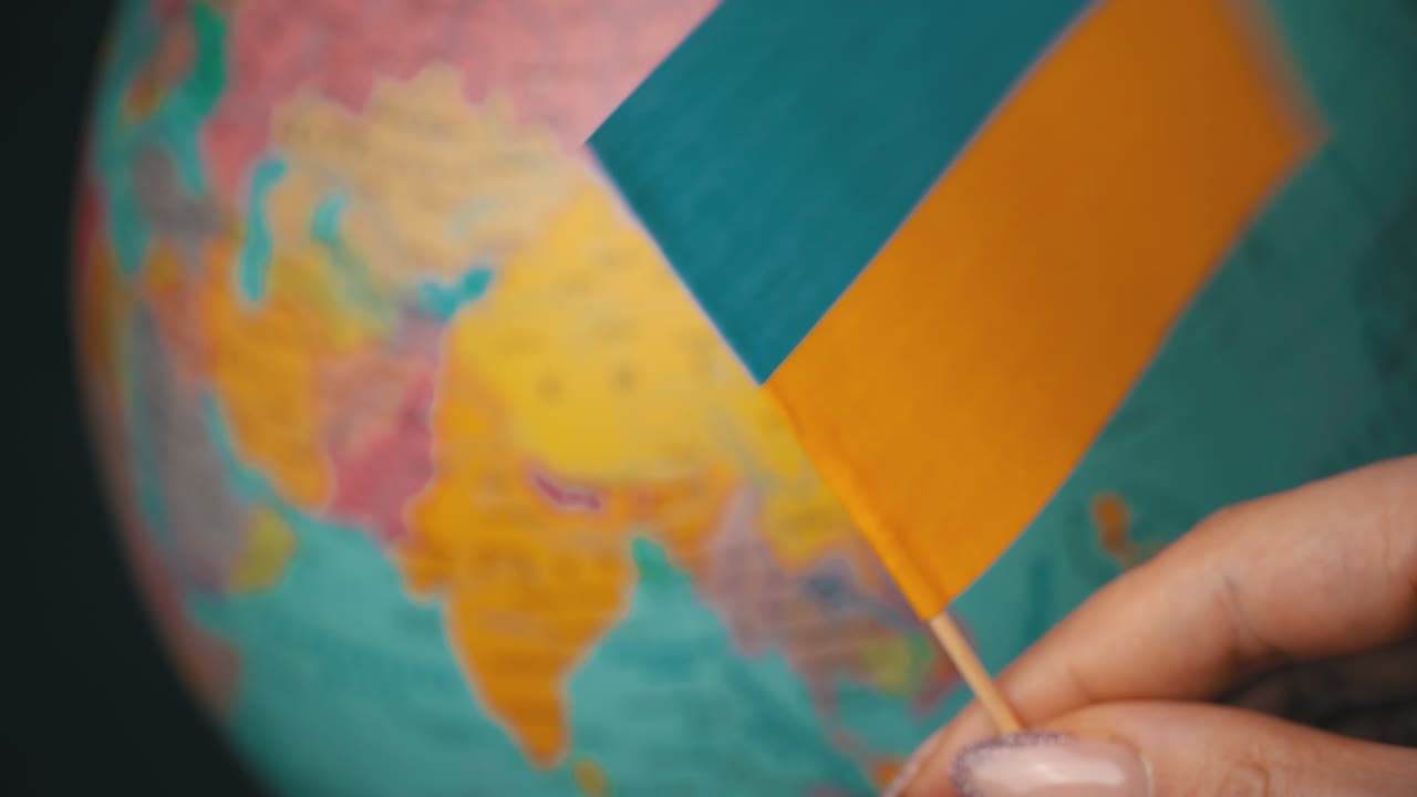 bandiera dell'ucraina sullo sfondo del globo