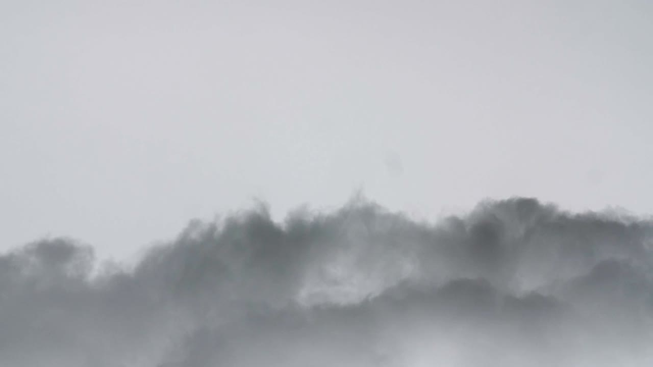 부드러운 연기 배경, 가운 배경에 고립된 연기