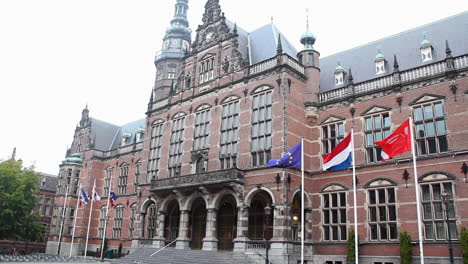 Toma-De-Establecimiento-Del-Clásico-Edificio-Universitario-En-Groningen,-Países-Bajos.