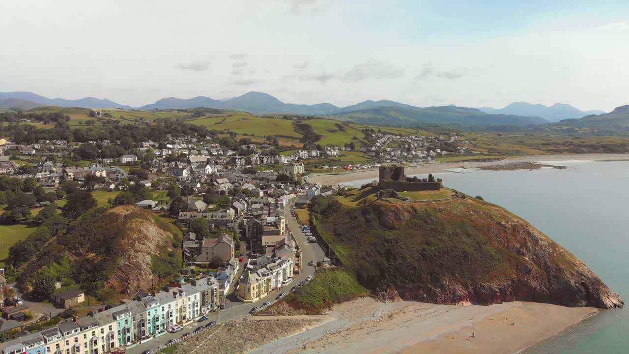 criccieth - perla de gales en las costas de snowdonia - imagen aérea de drones que se eleva sobre el castillo de criccieth del siglo xi y dinas, con vistas hacia snowdonia - 4k 23