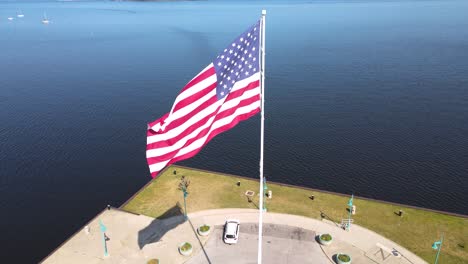 Erhebt-Sich-Und-Neigt-Sich,-Um-Die-Flagge-In-Kräftigem-Relief-Zu-Zeigen