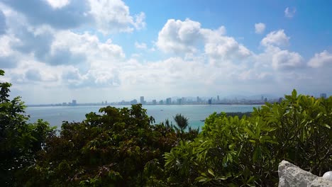 Increíble-Vista-De-Da-Nang-Desde-La-Pagoda-Linh-Ung-En-La-Montaña-Son-Tra