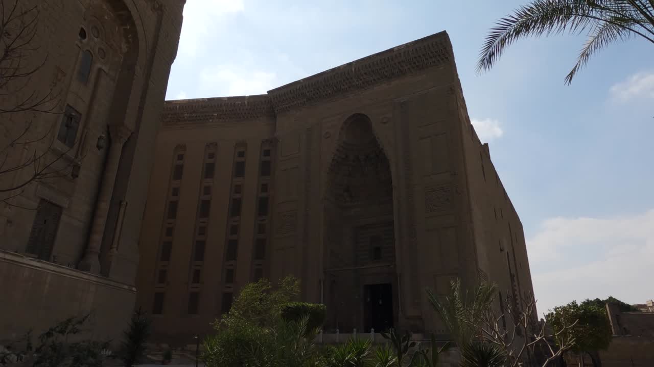 이집트의 카이로에 있는 술탄 하산의 모스크-마드라사와 알-리파이 모스크의 외관.