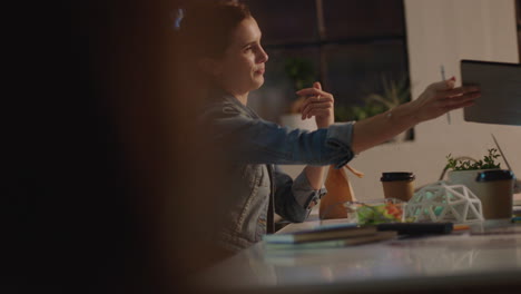 equipo de negocios trabajando hasta tarde mujeres ingenieras diseñando bicicletas usando tecnología de computadoras tabletas viendo modelos 3d en la pantalla intercambiando ideas en la oficina por la noche