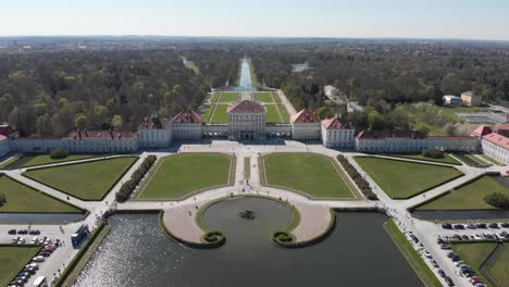 Schöner-Palast-In-Nymphenburg-München-Deutschland-Von-Oben-Mit-Einem-Dji-Mavic-Air,-Der-Wasser-Und-Schöne-Gärten-Zeigt