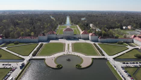 hermoso palacio en nymphenburg munich alemania desde arriba con un aire dji mavic que muestra agua y hermosos jardines