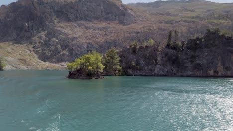 Navegando-Por-El-Lago-Verde-Con-Las-Hermosas-Montañas-Tauro-Cerca-De-Manavgat,-Antalya-Turquía